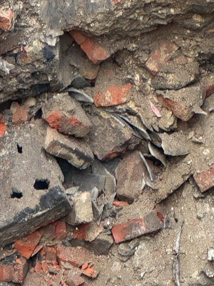 Detail – cihly a asfaltový materiál v sondě