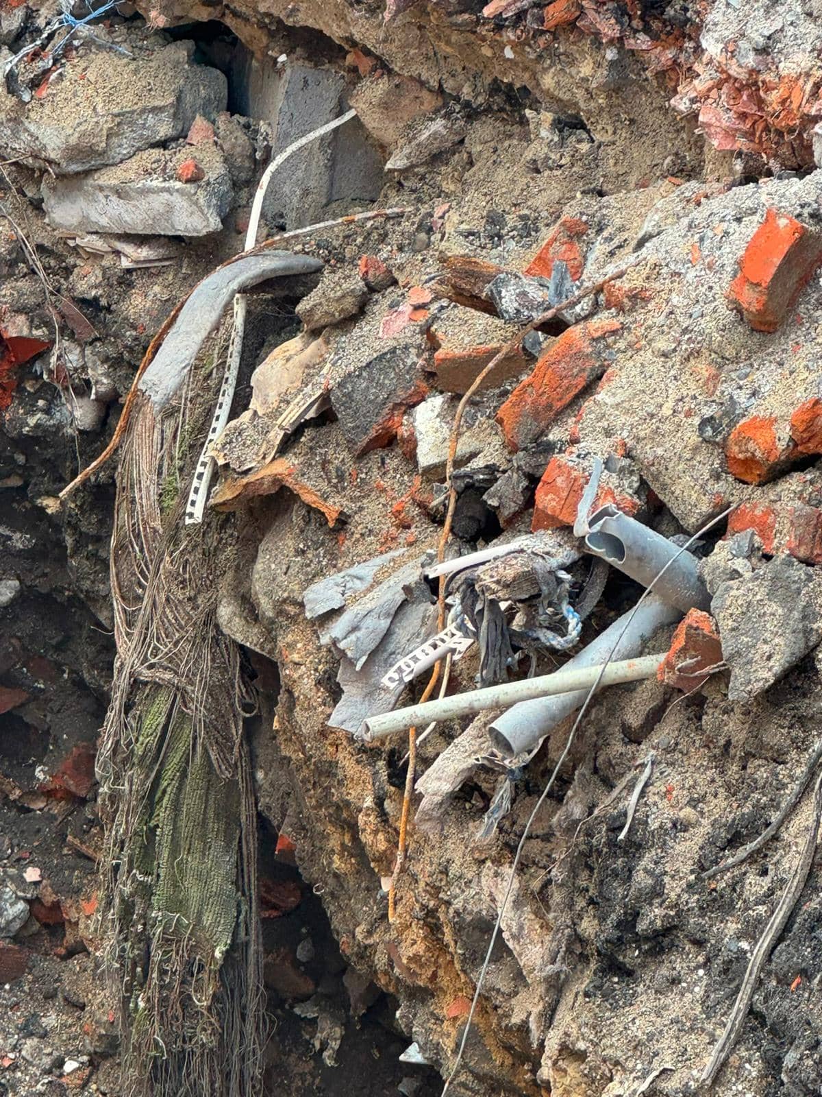 Detail – PVC trubky, geotextilie, kovové trosky