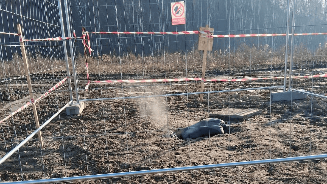 Kouř z oddělovací stěny zasypané odpadem